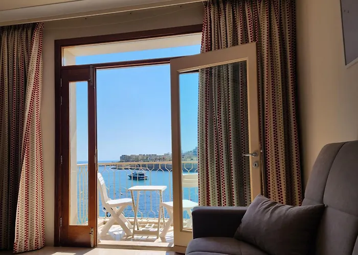 Seafront Apartment - Wifi - Sleeps 6 - Chriscourt