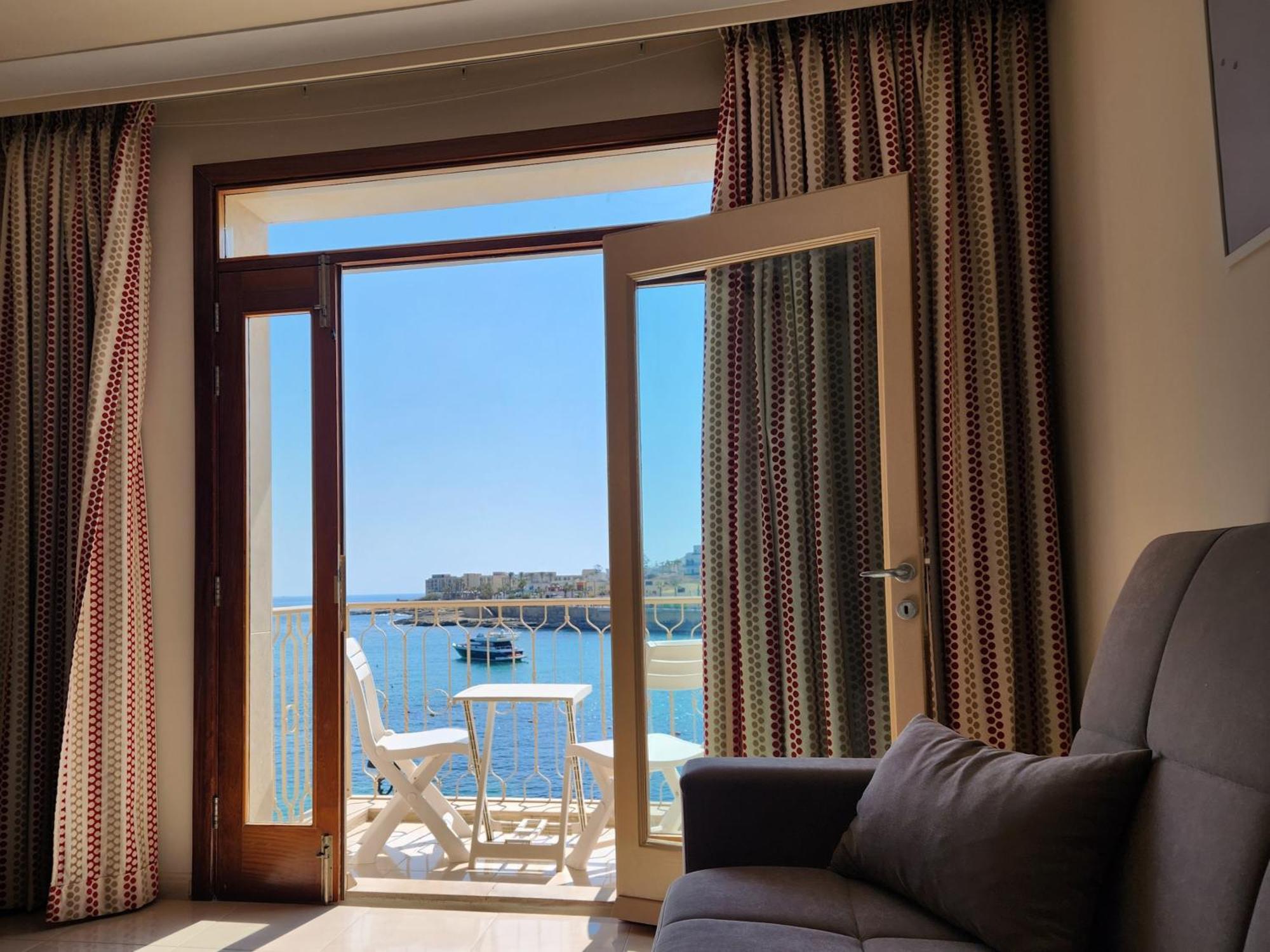 Seafront - Wifi - Sleeps 6 - Chriscourt Apartment *