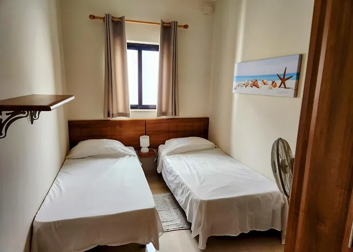 Seafront Apartment - Wifi - Sleeps 6 - Chriscourt